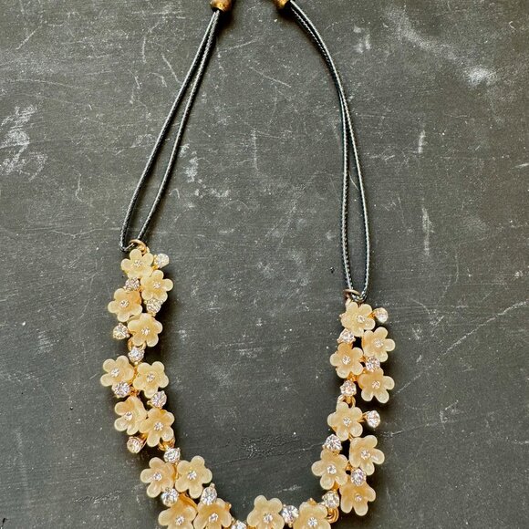 Cute Floral Necklace - Picture 5 of 5
